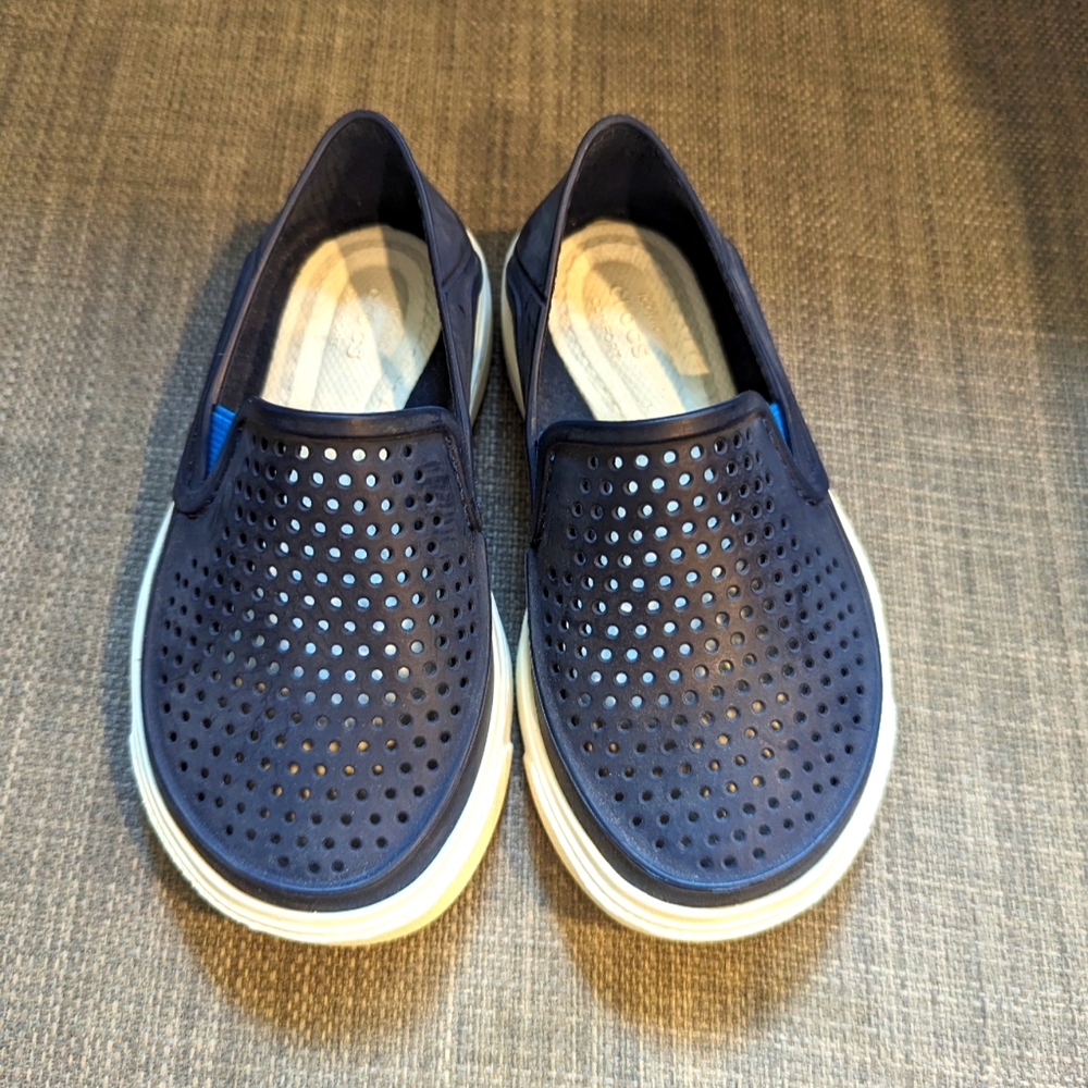 Sneaker style navy toddler Crocs